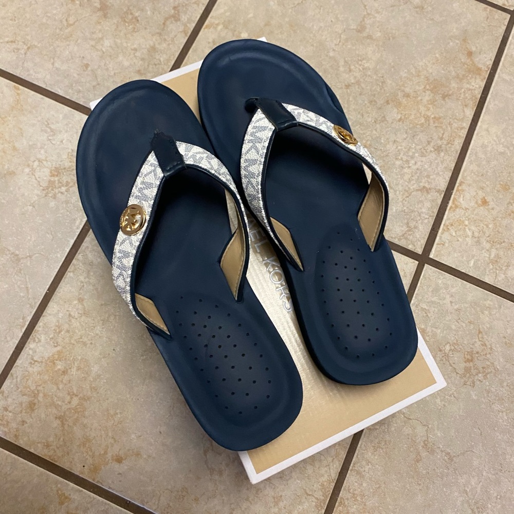 Michael Kors gage flip flops Sz 9